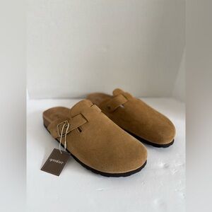 NWT Qomfort Clogs Tan Suede Unisex Slip-On Shoes Size: 41